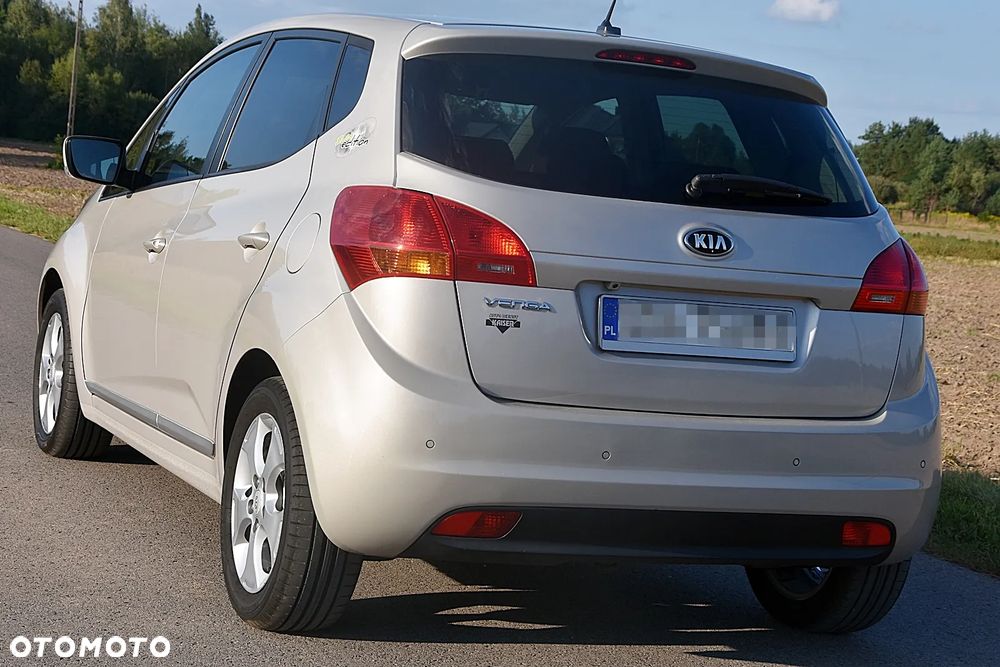 Kia Venga 1.6 L - 5