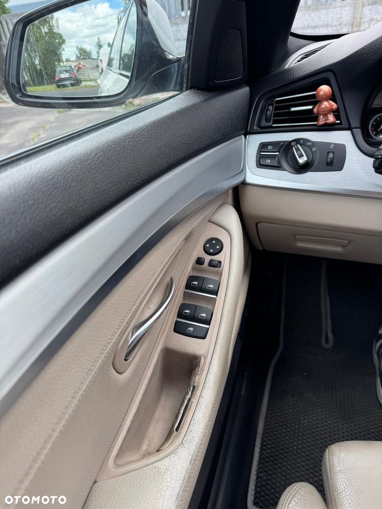 BMW Seria 5 525d xDrive Luxury Line - 7