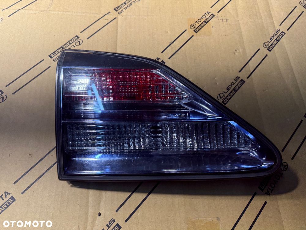 Lampa tylna lewa w klapę bagażnika Lexus RX450h 09-12r. - 1