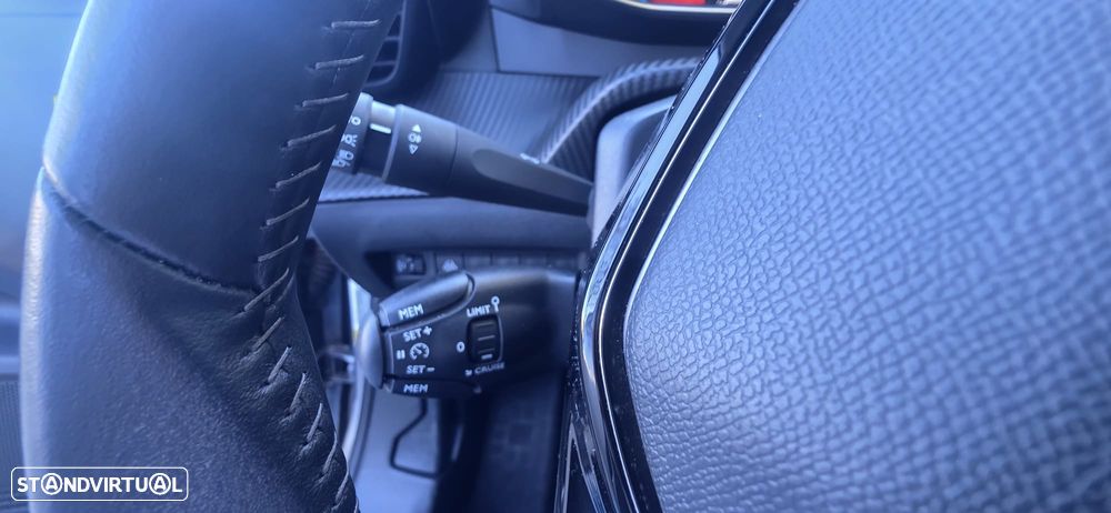 Peugeot 2008 1.2 PureTech Allure Pack - 19