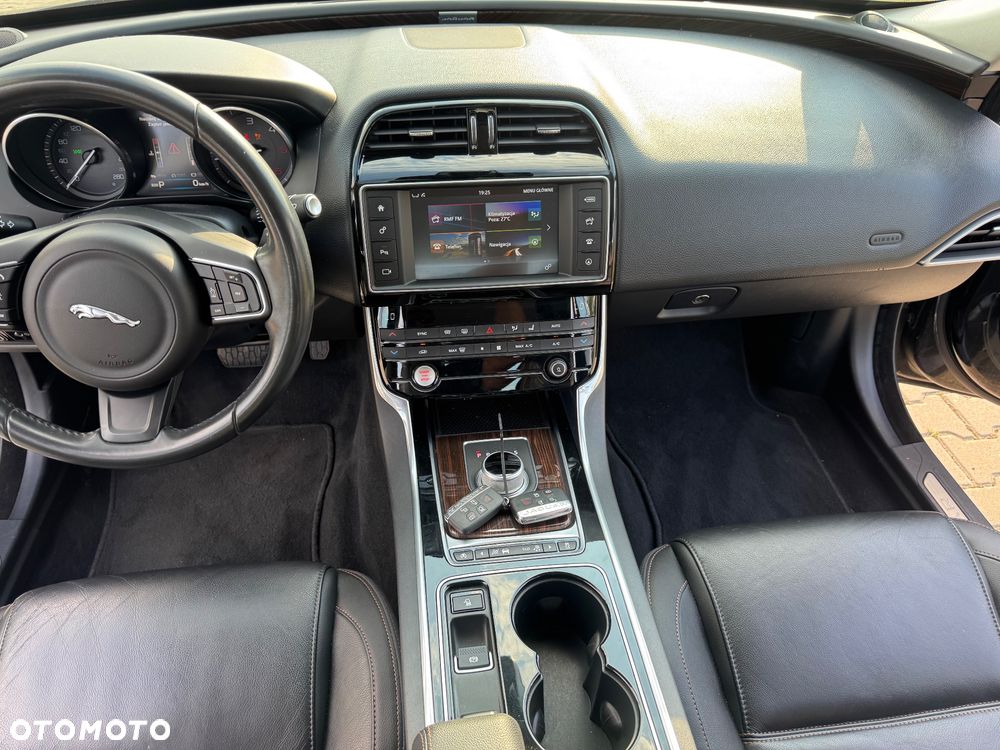 Jaguar XE 2.0 D AWD Prestige - 32