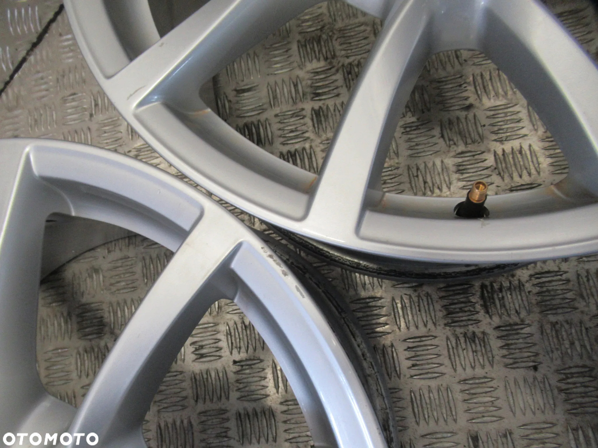 Felgi Audi Q2 Q3 Q5 A4 B8 B9 A6 8Jx18 et39 5x112 - 6