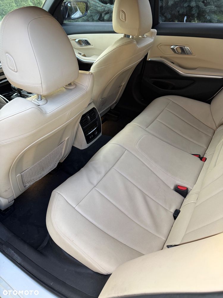 BMW Seria 3 330i M Sport - 16
