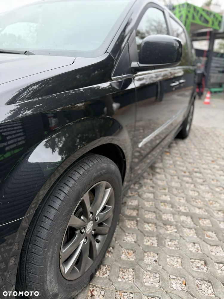 Chrysler Town & Country - 18