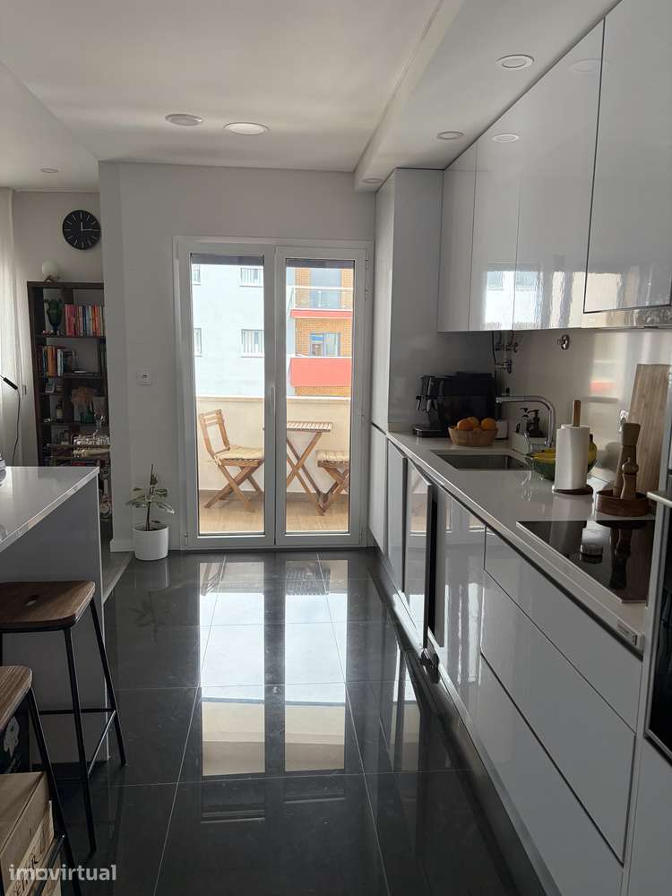 Apartamento T2 na Avenida Amália Rodrigues, Jardim da Amoreira, Ramada - Grande imagem: 4/23