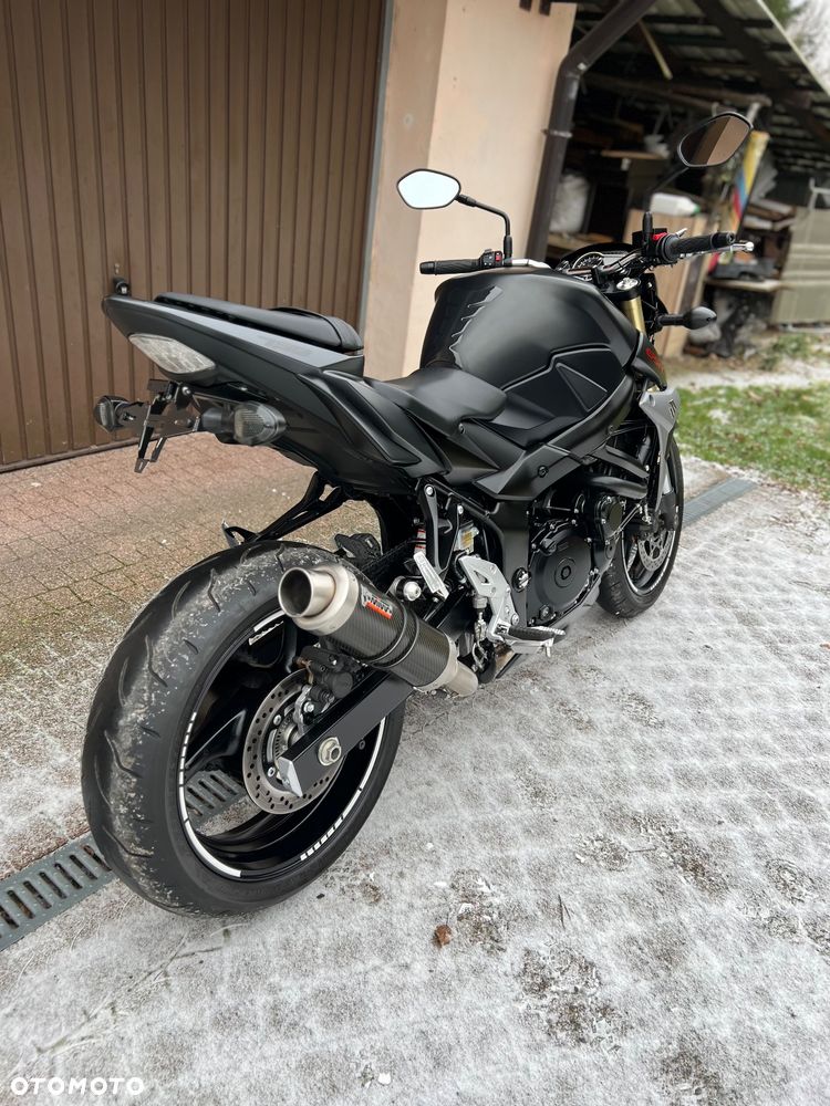 Suzuki GSR - 3