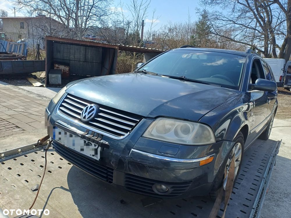 VW Passat kombi 2002r. Zderzak przód, maska, drzwi, szyba, błotniki - 1