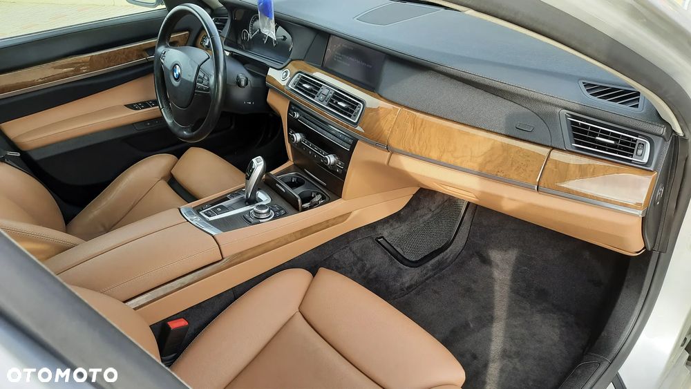 BMW Seria 7 750i - 14