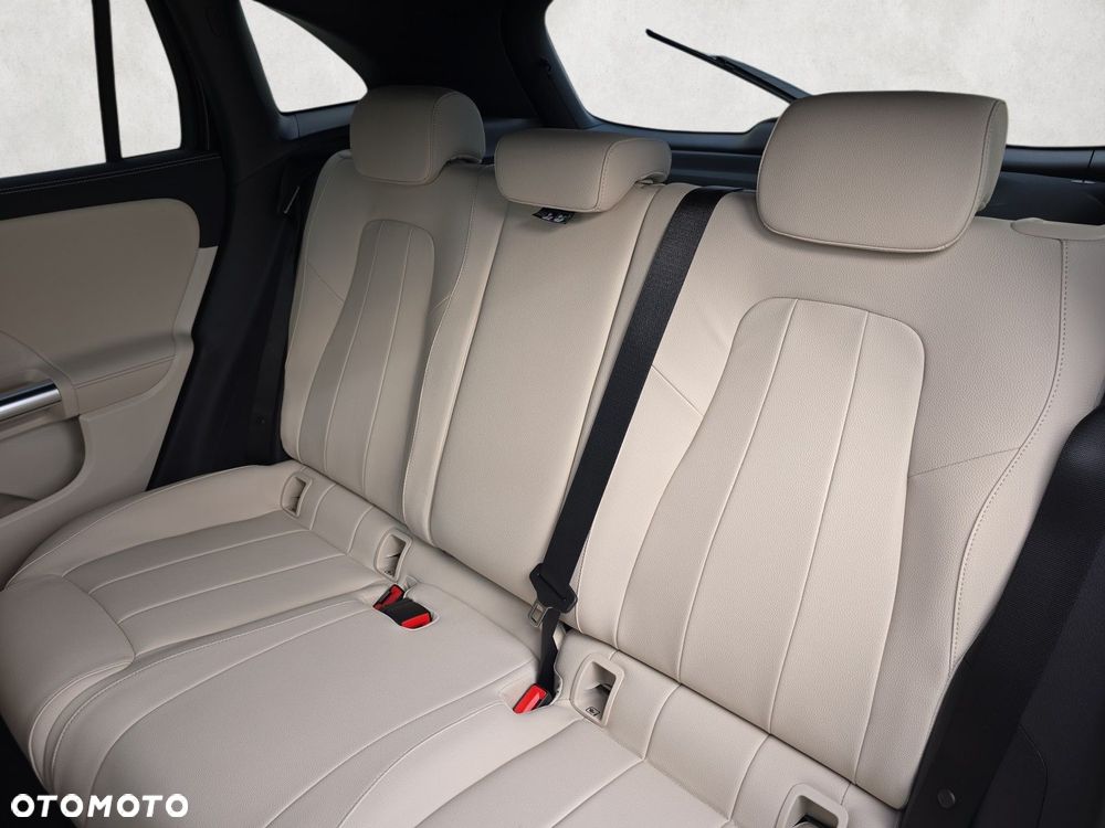 Mercedes-Benz GLA - 12