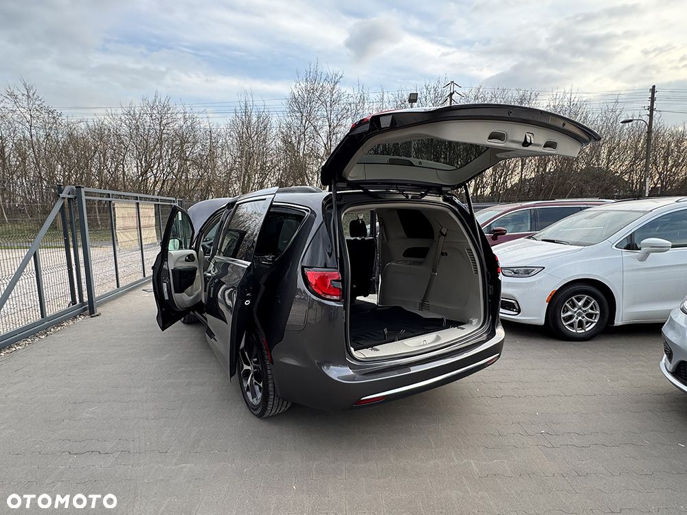 Chrysler Pacifica - 17