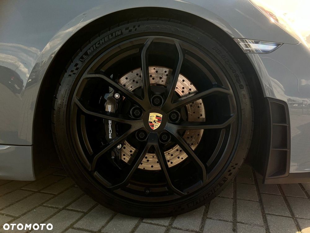 Porsche 718 Spyder - 12