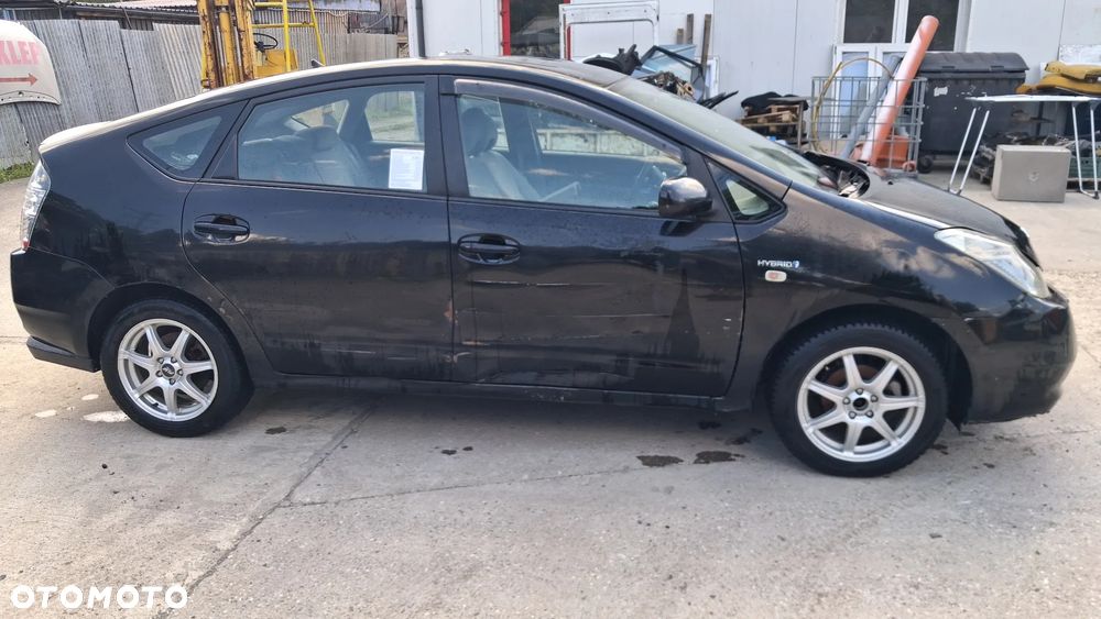 Na części Toyota Prius HYBRID silnik 1.5 112 KM 1NZ-FXE lakier 202 skrzynia automatyczna e-CVT falownik Bateria hybrydowa maska zderzak drzwi klapa szyba fotel kanapa lusterko lampa deska GWARANCJA !!! Przód Tył Zestaw Komplet Drzwi Klapa Zderzak Błotnik Maska Grill Atrapa Szyba Pas Lampa Lusterko Boczki Fotel Kanapa Kokpit Deska Rozdzielcza Przełącznik Włącznik Sterownik Przewody Wiązka Instalacja Moduł Komputer Czujnik Listwa Pompa Alternator Wtryski Głowica Rozrusznik Kompresor Sprzęgło Dwumas Silnik  Skrzynia ABS Klimatyzacji Paliwa Wspomagania Kolektor Przepustnica Zawór Chłodnica Koło Hak Belka Sanki Zawieszenie Mcpherson Półoś Amortyzator Wydech Tłumik Zacisk Most - 5