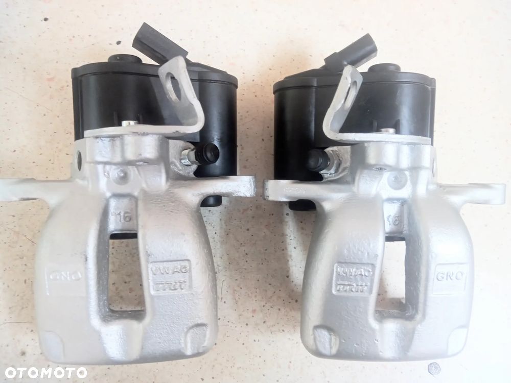 ZACISK SILNICZEK HAMULCOWY PASSAT B5,B6,B7,B8,CC,TIGUAN,SHARAN,ALHAMBRA AUDI A6 C6,C5,C7,A4 B8 A8 D3 D4,Q3,Q5,A3,MAZDA CX5,CX3,MAZDA 6,BMW 5 F10 F11 F40 F45 X1 i3 ,VOLVO S60,V60,XC60,S80,XC70,V70,HYUNDAI i40,i30,TUCSON,KIA SPORTAGE CEED,OPTIMA ,LANCIA THESIS,FORD MONDEO MK4,MK5,GALAXY,S-MAX,RENAULT SCENIC III MEGANE ESPACE TALISMAN,CF MOTO,LIGIER X Too,NOVA,MICROCAR MC1 MC2,Cargo,IVECO DAILY - 9