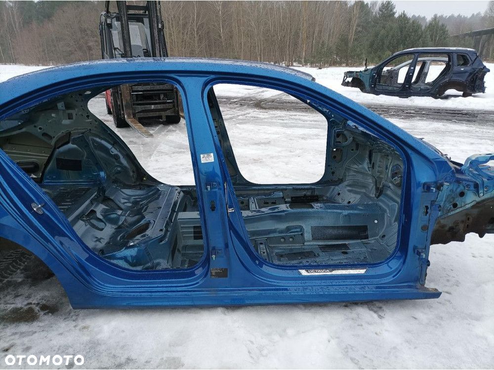 SKODA OCTAVIA IV HB PRÓG SŁUPEK PRAWY LF5W - 1