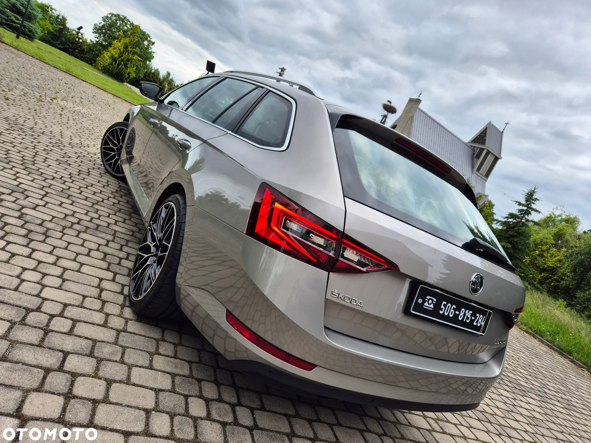 Skoda Superb 2.0 TDI Premium Edition - 10