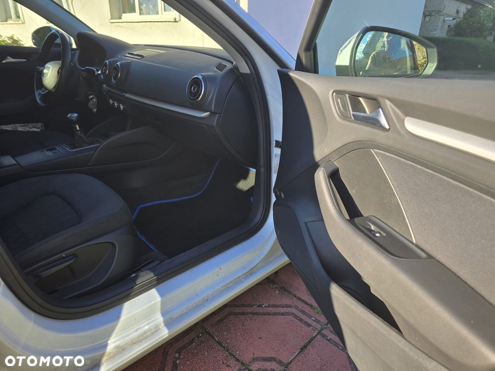 Audi A3 Sportback 1.6 TDI DPF Ambiente - 8