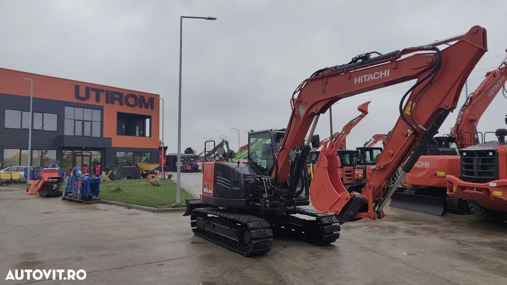 Hitachi ZX85, 9,3 TONE, 2023, 1.965h, CUPLA RAPIDA HIDRAULICA, cupe ingusta si lata NOI, cupa taluz neinclinabila NOUA, senile cauciuc PAD, LAMA NIVELARE, Instalatia picon pe brate, Aer cond, sistem antifurt, Ad sapare 5m,ridica 5t, CA NOU-PROMOTIE 64.900Eur - 1