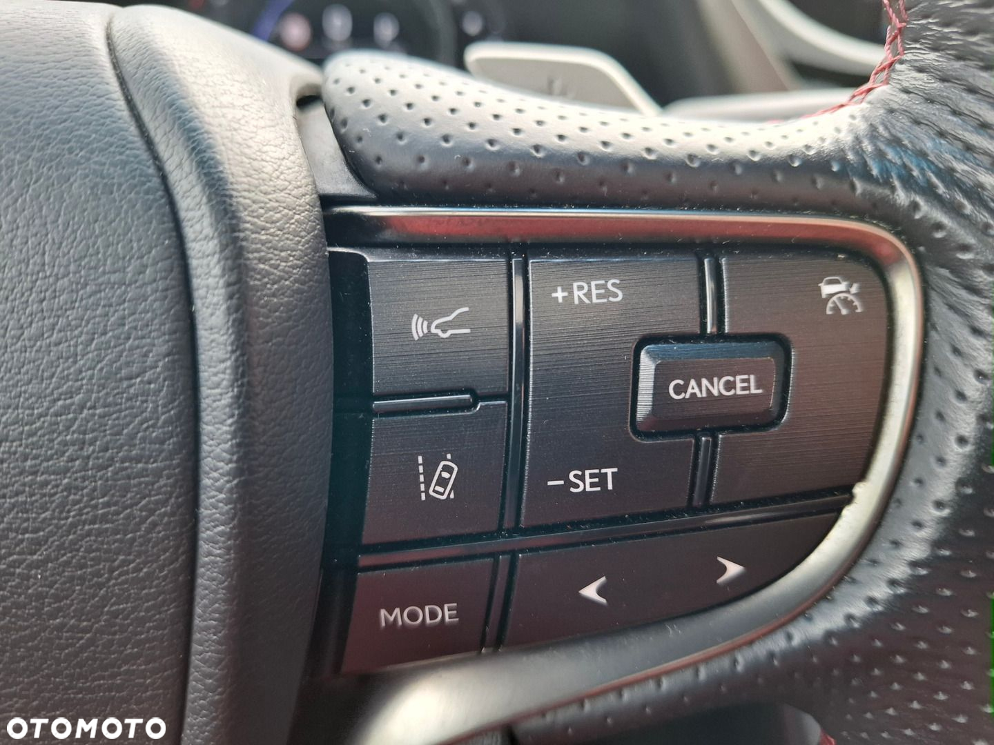 Lexus ES 300h F Sport Edition - 35
