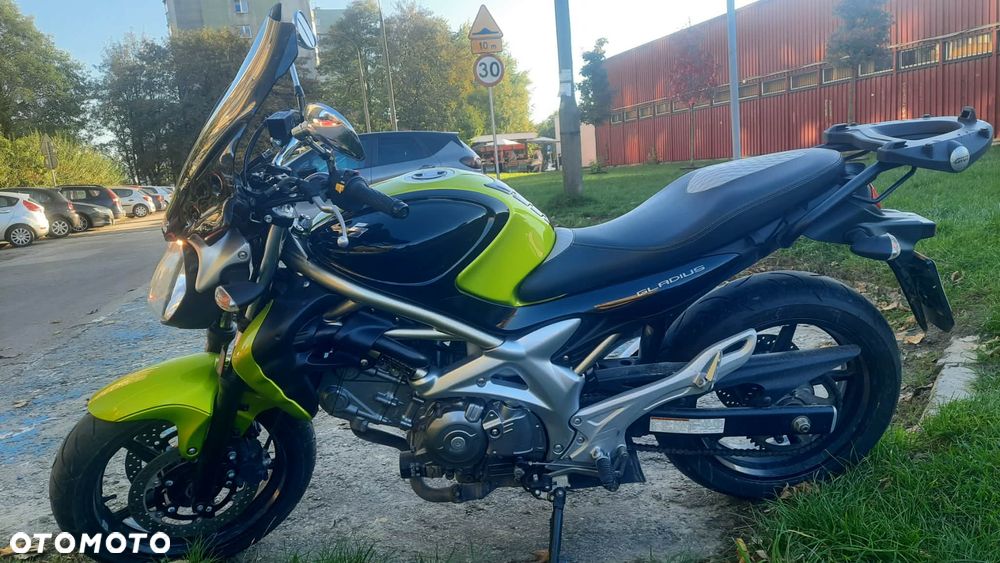 Suzuki Gladius - 1