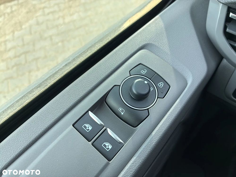 Volkswagen Caravelle - 32