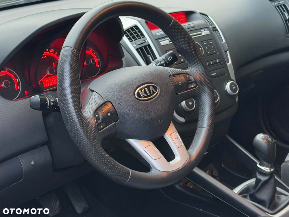 Kia Ceed - 11