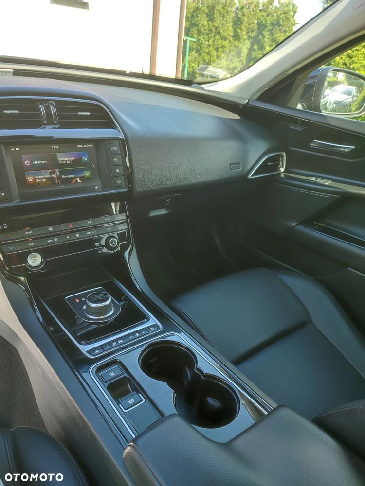 Jaguar XE 2.0 T Prestige - 13