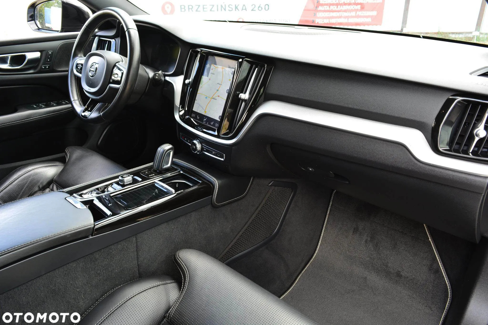 Volvo V60 T8 AWD Plug-In Hybrid R-Design - 35