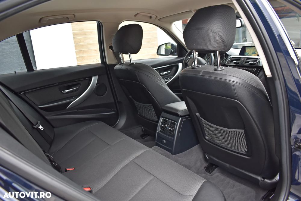 BMW Seria 3 320i Aut. Sport Line - 11
