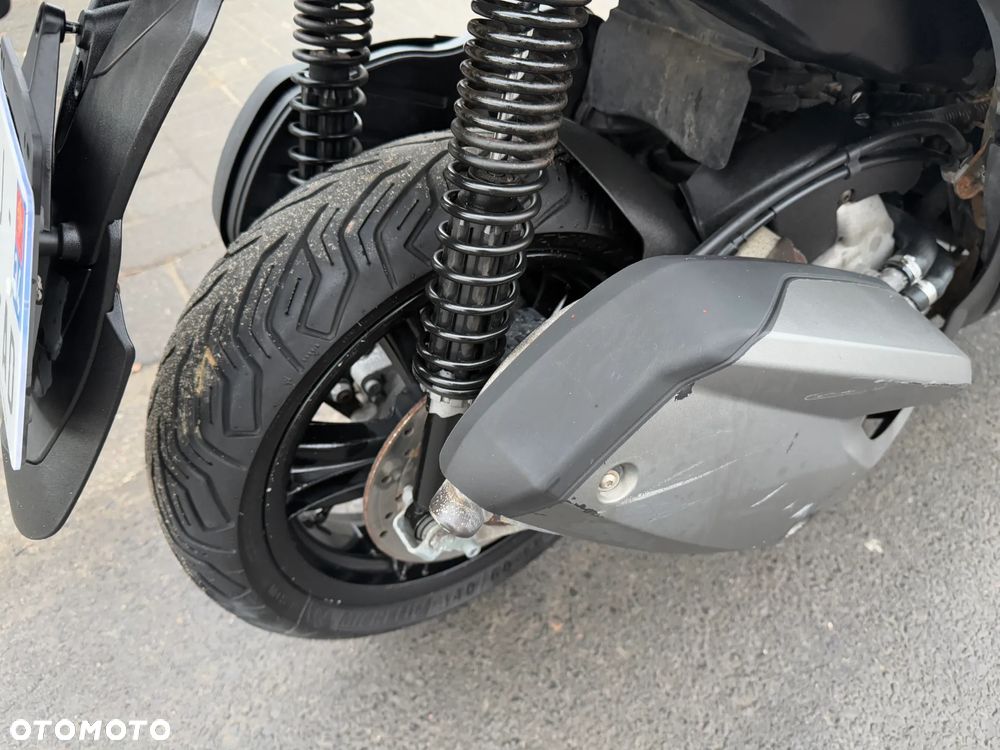 Piaggio MP-3 - 13