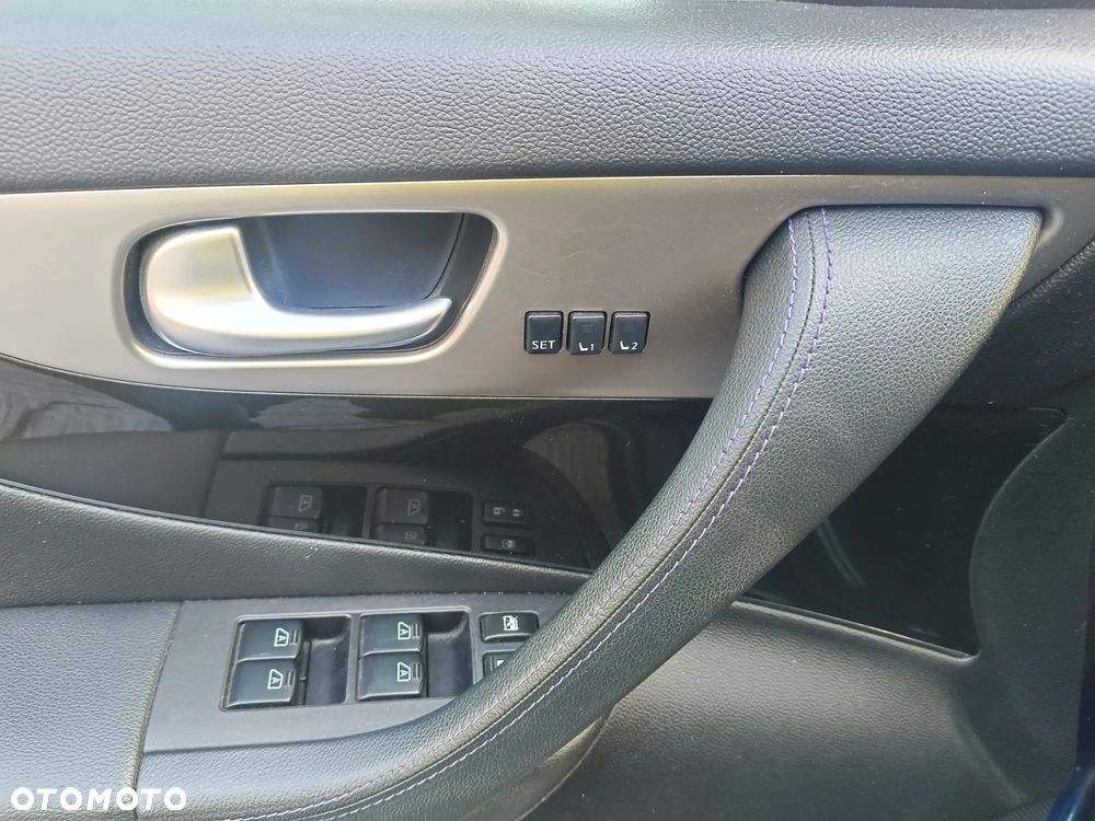 Infiniti QX70 - 12