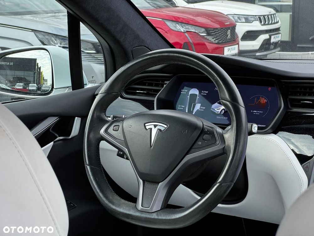 Tesla Model X - 10