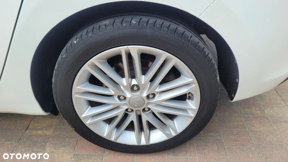 Kia Carens 1.7 CRDi 141 Dream Team Edition - 12