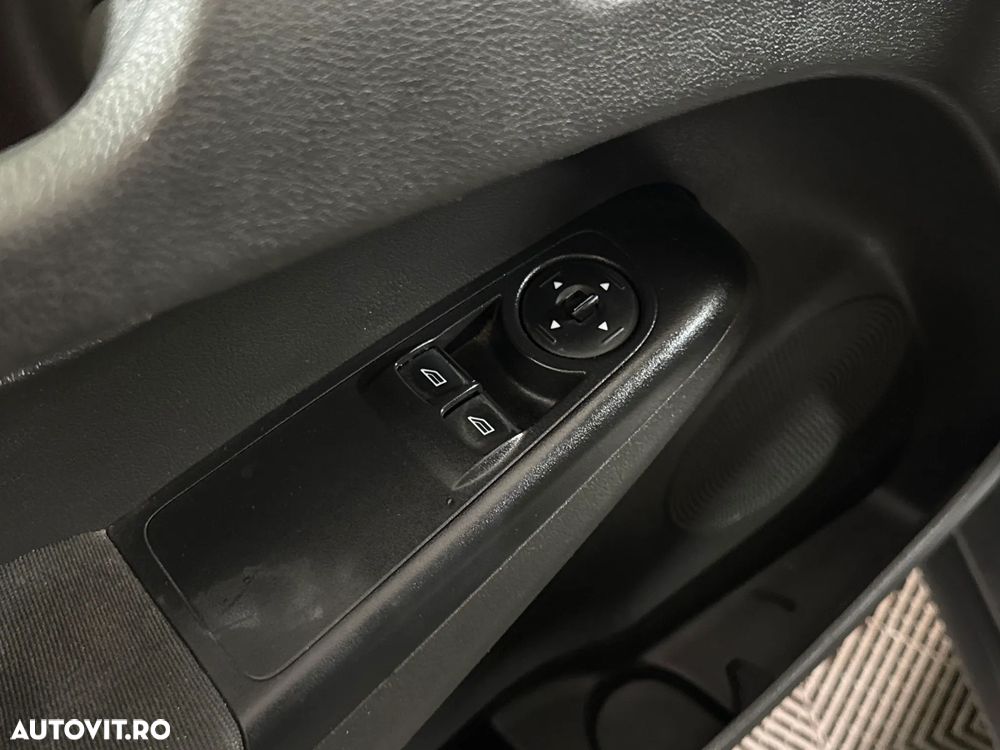 Ford Transit Courier - 12