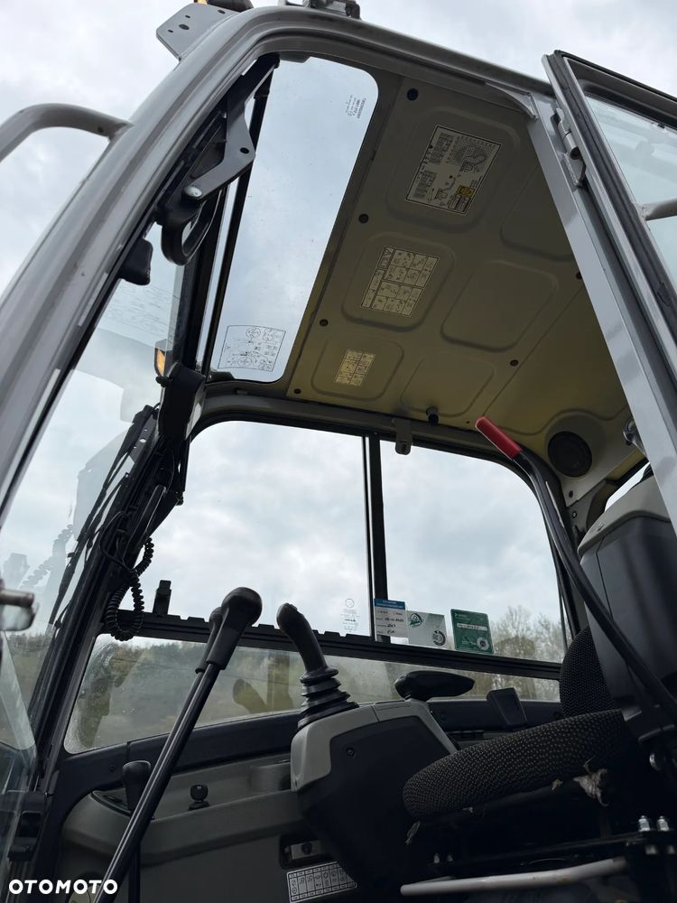 Wacker Neuson EZ53 Koparka Gąsienicowa 5,5 Tony. 2020 rok. 1772 mtg. Jak Nówka z salonu! ani deka luzów czy wycieków! Pochodzi z Gospodarstwa Norweskiego! Aktualne serwisy DEKRA BMWT 2027r. 2 łyżki. Silnik PERKINS 4 cyl. 52km. Maszyna Full wypasiona! Bogata wersja Norweska! Klima. Szybkozłącze Hydrauliczne. OKAZJA. Pełny Oryginał historia do sprawdzenia w Wacker autoryzowany! 4 sekcje Hydrauliczne. Po serwisach eksploatacyjnych. Ani Deka luzów i wycieków - 26