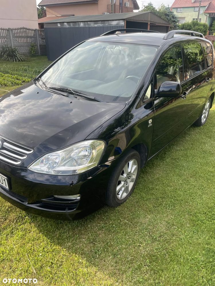 Toyota Avensis Verso D-4D - 3