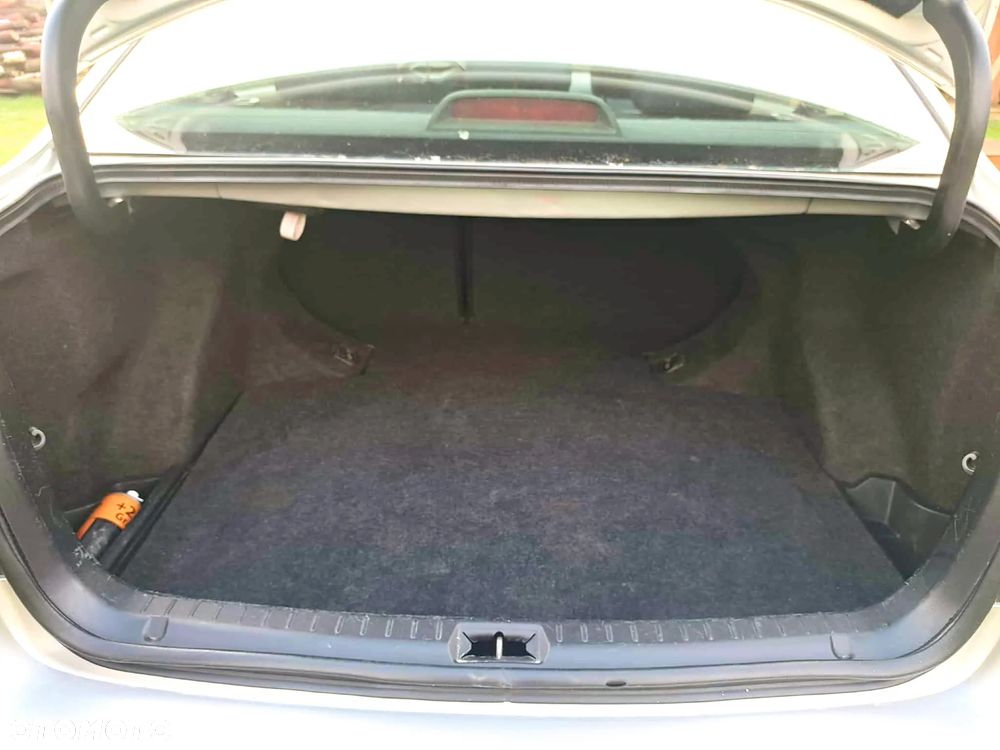 Toyota Avensis 1.8 VVT-i Sol - 10