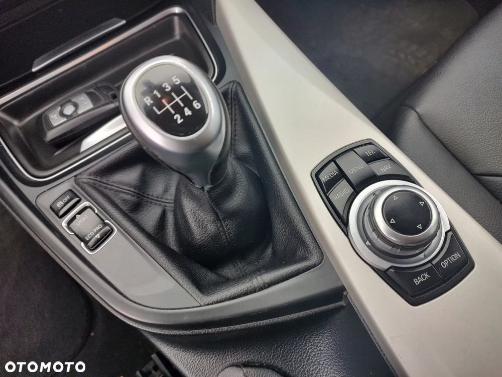 BMW Seria 3 318d Sport Line - 26