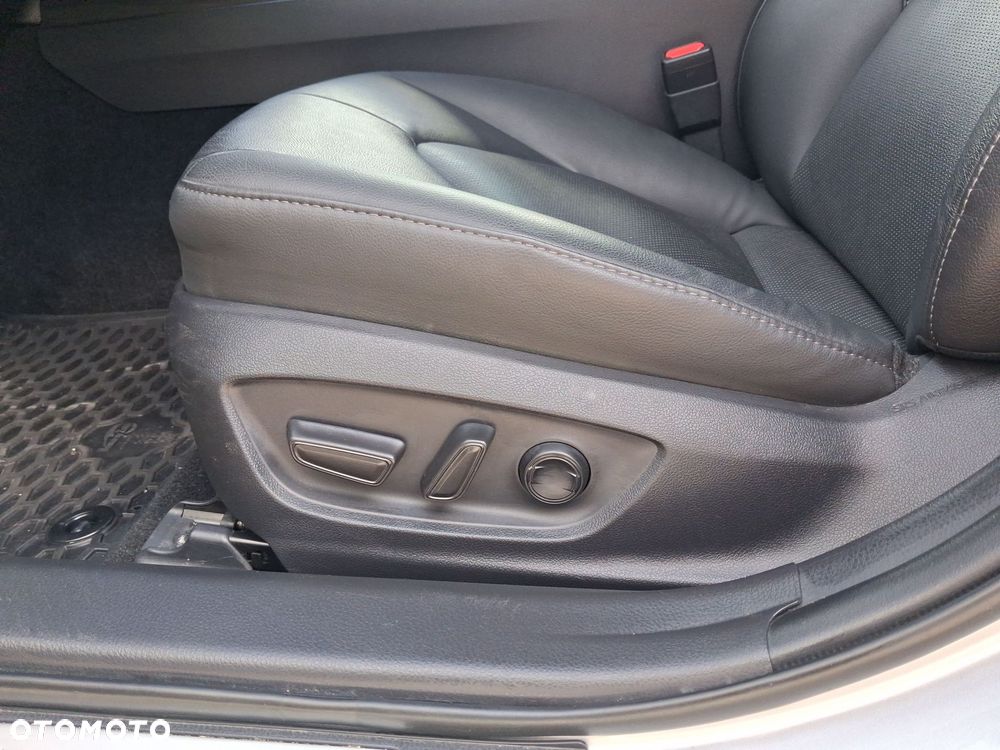 Toyota Camry 2.5 Hybrid Executive CVT - 27