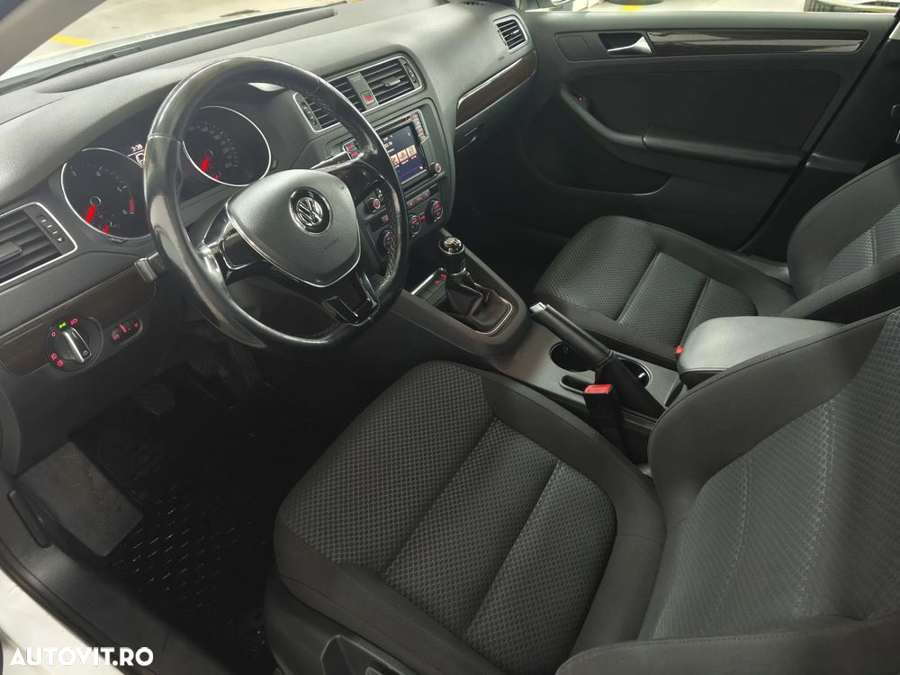 Volkswagen Jetta 2.0 TDI Highline - 10
