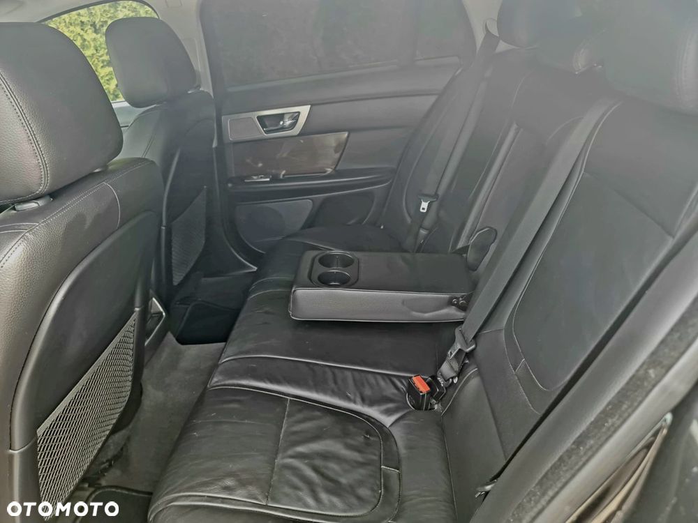 Jaguar XF 2.2 D R-Sport - 35