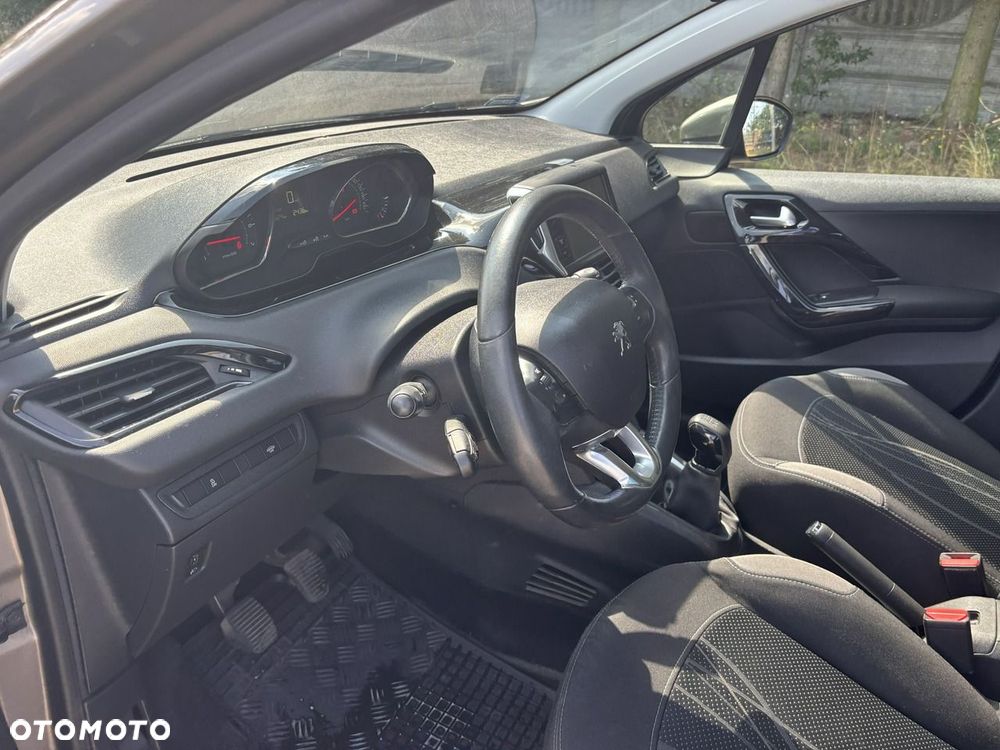 Peugeot 208 - 18