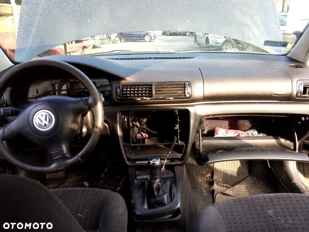 Volkswagen Passat B5 Przed Lift (97-00r.) 1.8 TB 149KM. Silnik APU / AEB / ANB / ATW / AUG Skrzynia EHV / DVX / DHW / EEN / DHF / DHY / DVZ lakier LC9Z/Z4. Cały na części. GWARANCJA !!! Przód Tył Zestaw Komplet Drzwi Klapa Zderzak Błotnik Maska Grill Atrapa Szyba Pas Lampa Lusterko Boczki Fotel Kanapa Kokpit Deska Rozdzielcza Przełącznik Włącznik Sterownik Przewody Wiązka Instalacja Moduł Komputer Czujnik Listwa Pompa Alternator Wtryski Głowica Rozrusznik Kompresor Sprzęgło Dwumas Silnik Skrzynia ABS Klimatyzacji Paliwa Wspomagania Kolektor Turbina Przepustnica Zawór Chłodnica Koło Hak Belka Sanki Zawieszenie Mcpherson Półoś Amortyzator Wydech Tłumik Zacisk Most - 8