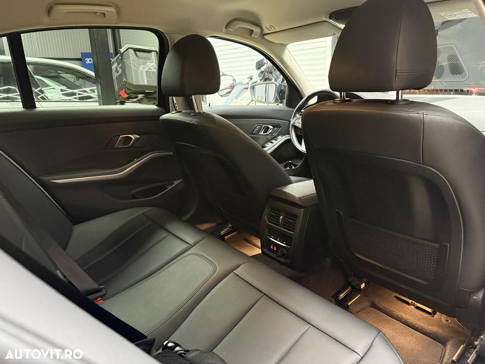 BMW Seria 3 320i AT - 30