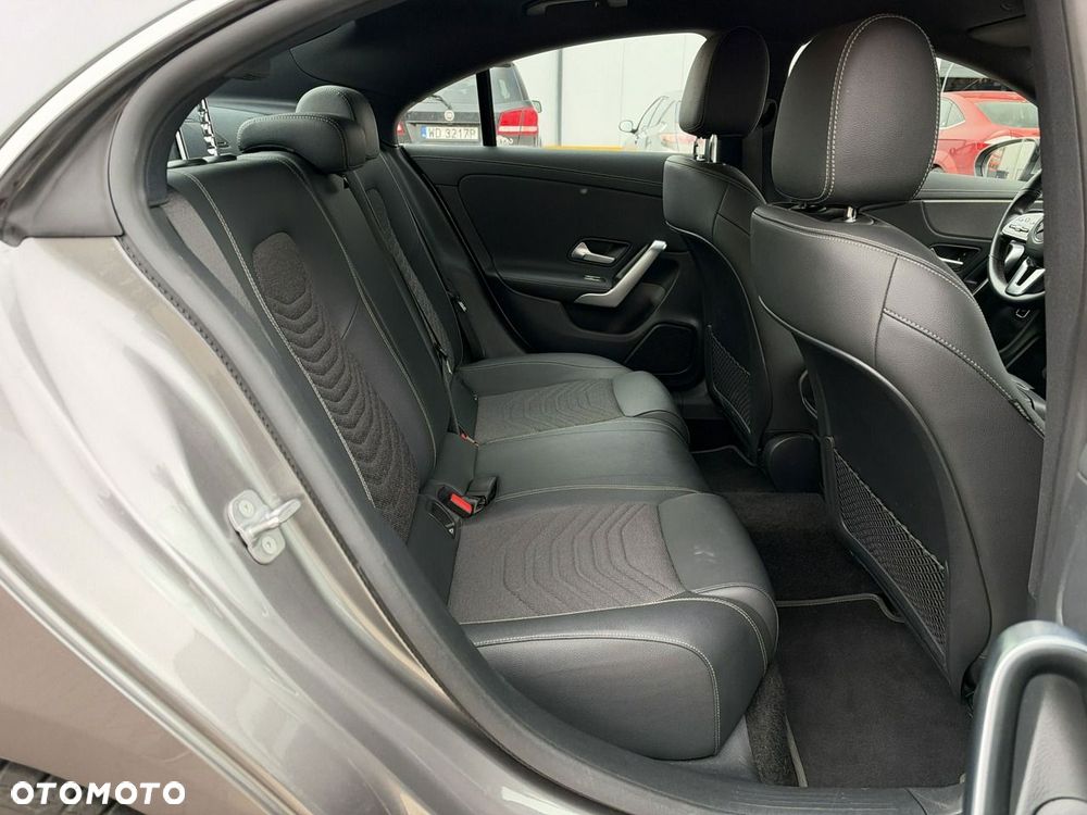 Mercedes-Benz CLA 180 7G-DCT Progressive - 17