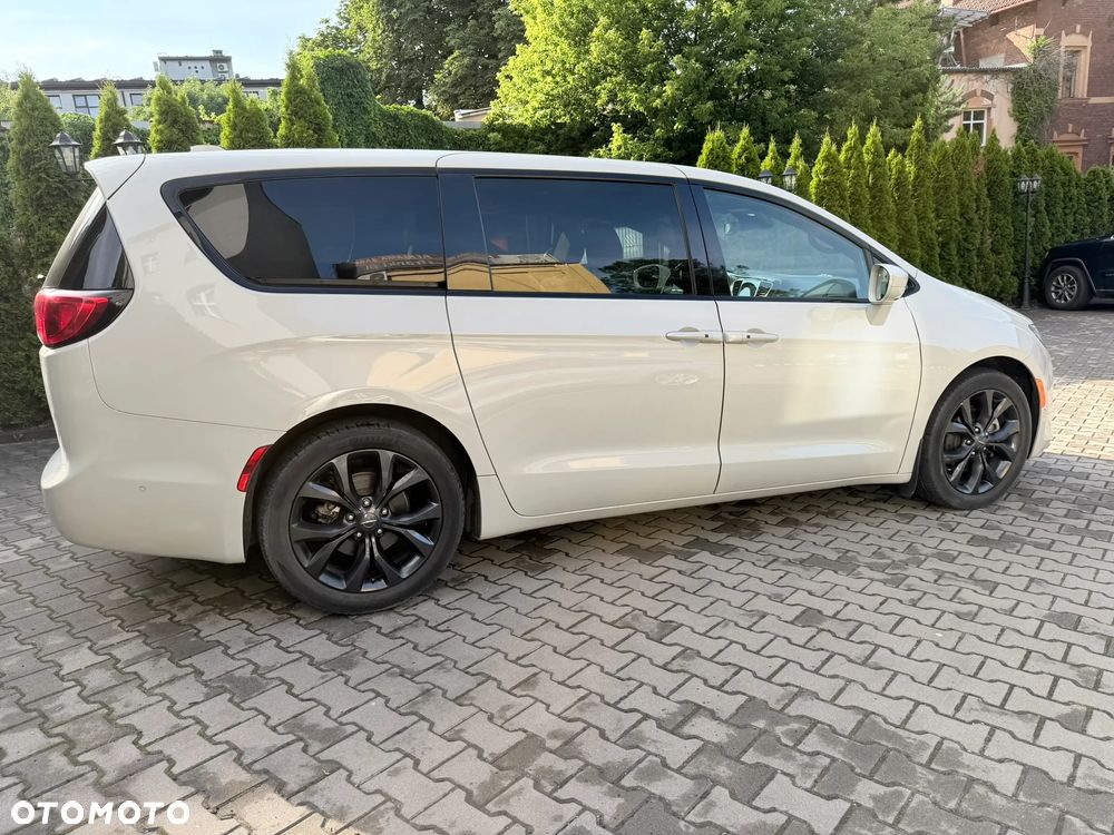 Chrysler Pacifica - 11