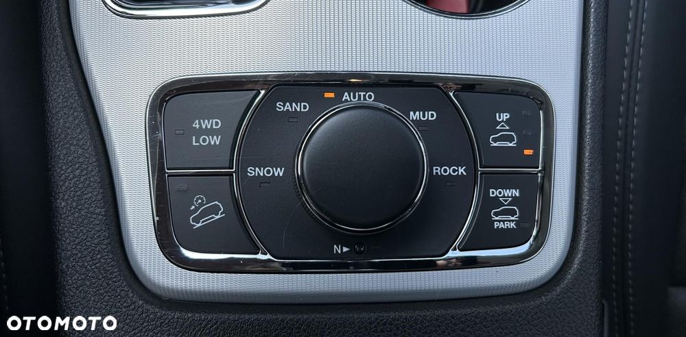Jeep Grand Cherokee - 32