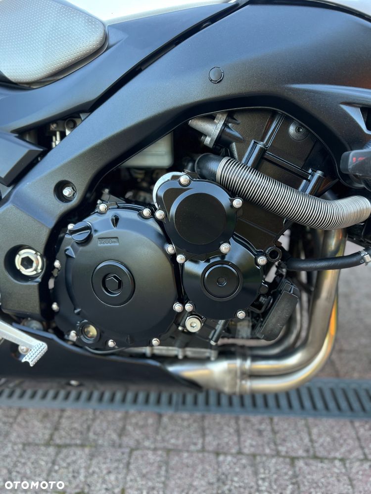 Suzuki GSR - 13