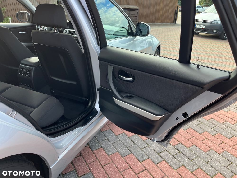 BMW Seria 3 318i Touring - 18