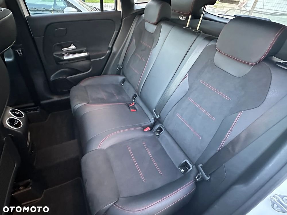 Mercedes-Benz GLA - 38