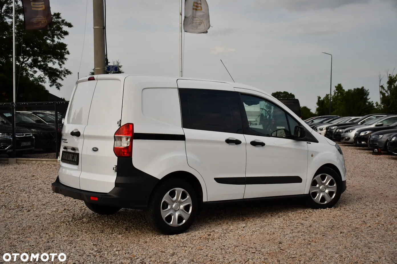 Ford Transit Courier - 23
